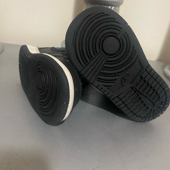 🧸 Jordan 1's 🧸 size 4 - Picture 3 of 3